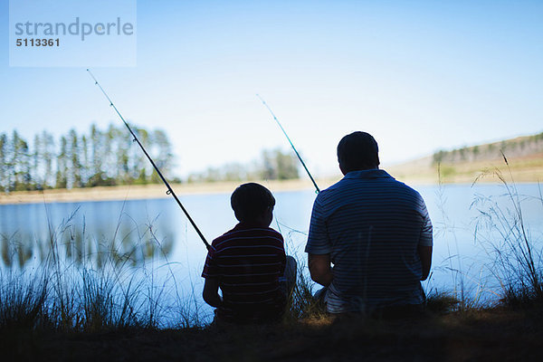 Vater beim Fischen mit Sohn im See