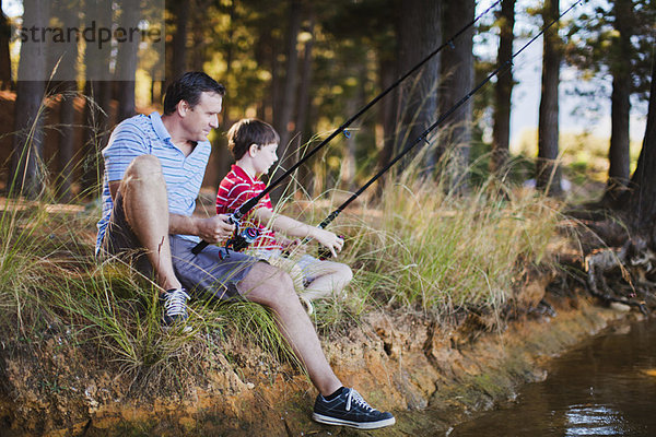 Vater beim Fischen mit Sohn im See