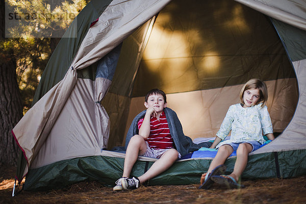 sitzend  Campingplatz  Zelt