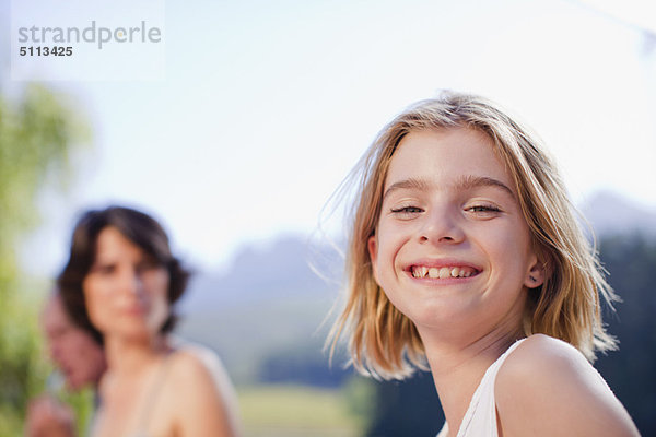 Außenaufnahme  lächeln  jung  Mädchen  freie Natur