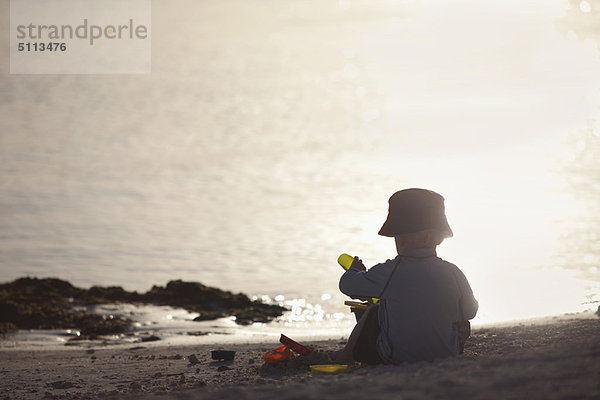 Kleinkind Junge spielt am Strand