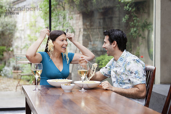 Zusammenhalt  Spiel  essen  essend  isst  Tisch