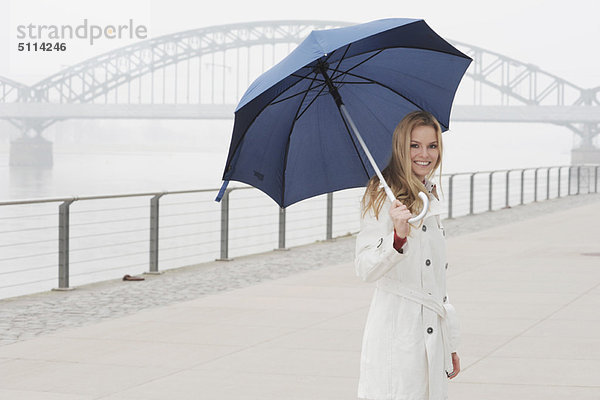 Städtisches Motiv  Städtische Motive  Straßenszene  Straßenszene  Frau  tragen  Regenschirm  Schirm  Brücke