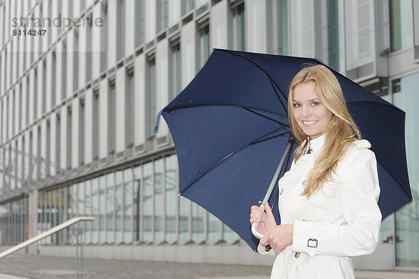 Frau  tragen  Regenschirm  Schirm  Straße  Großstadt