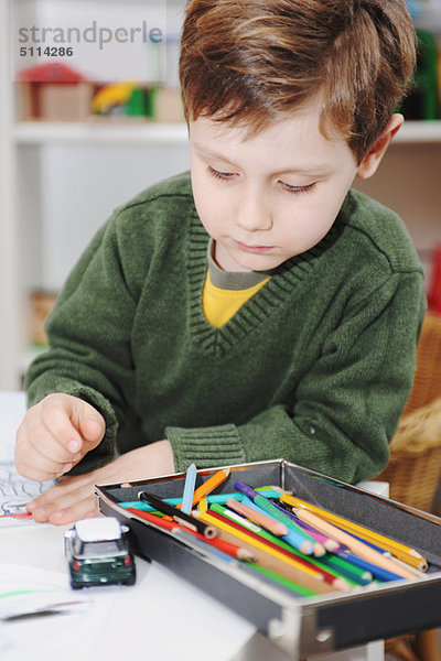 Farbaufnahme Farbe Bleistift Junge - Person Zeichnung