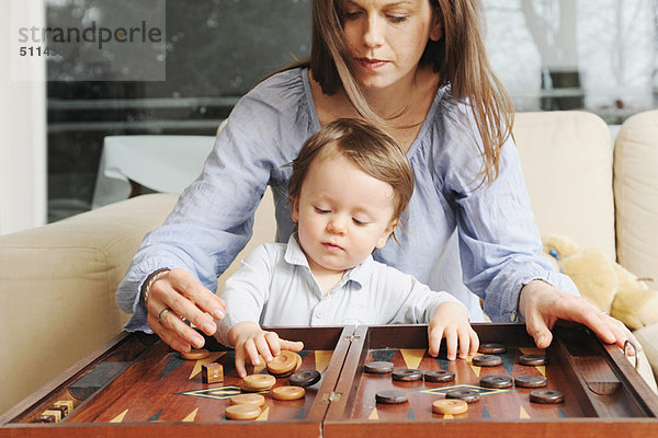 Mutter und Sohn spielen Backgammon