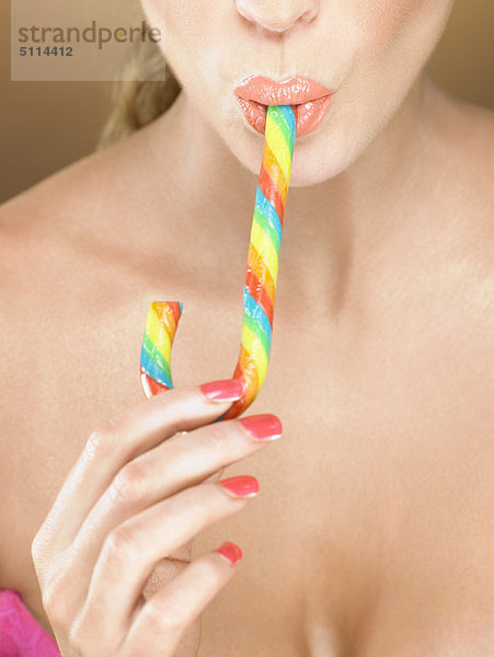 Spazierstock  Stock  Frau  Lippenstift  Süßigkeit  essen  essend  isst
