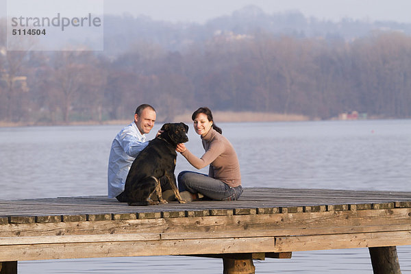 über  Hund  See  streicheln  Steg