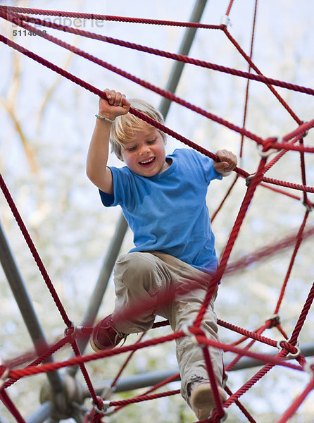 Klettern auf dem Spielplatz