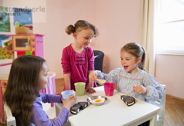 Küche  Spielzeug  Mädchen  spielen