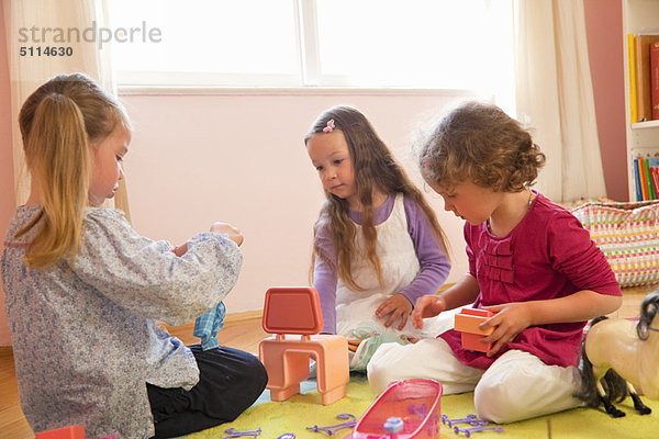 Zusammenhalt  Spielzeug  Mädchen  spielen