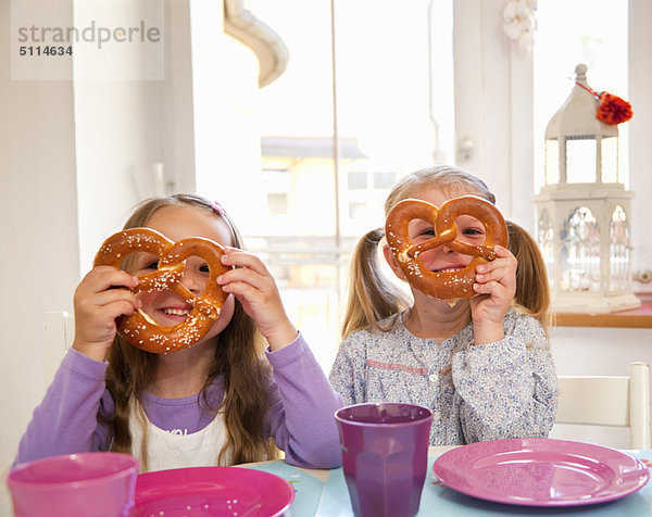 Lebensmittel  Mädchen  Tisch  spielen