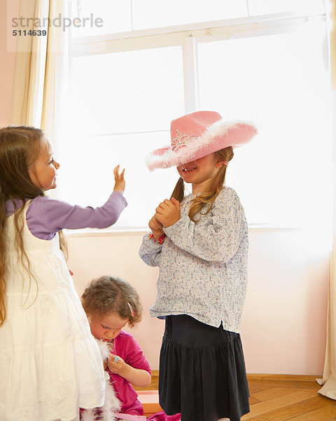 hoch  oben  Zusammenhalt  Mädchen  Kleid  spielen