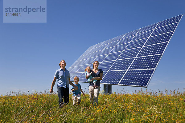 Familienwanderung im Feld per Solarpanel