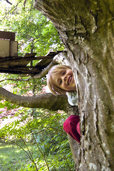 Junge klettert im Baumhaus