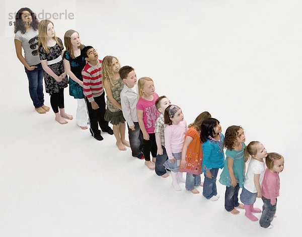 Kinder stehen in einer Reihe