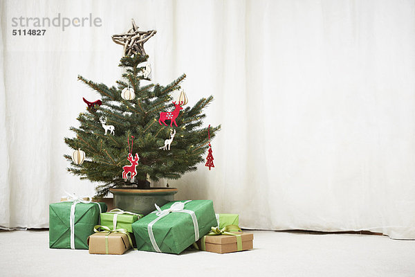 Verzierter Weihnachtsbaum mit Geschenken