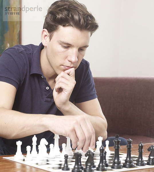 Mann  Schach  Nachdenklichkeit  spielen