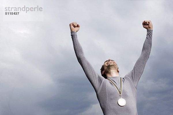 Jubelnder Läufer mit Medaille