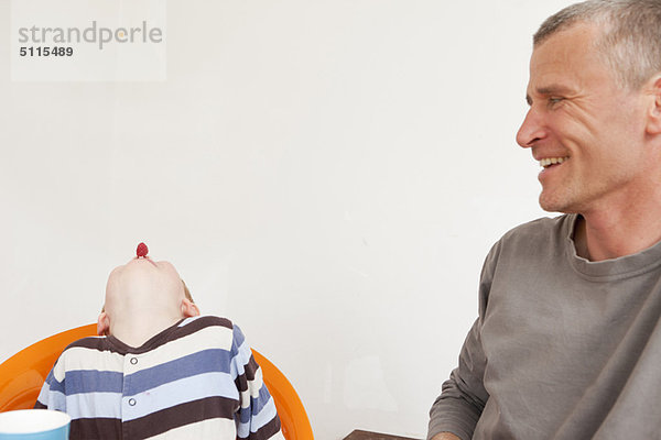 Vater und Sohn spielen am Tisch