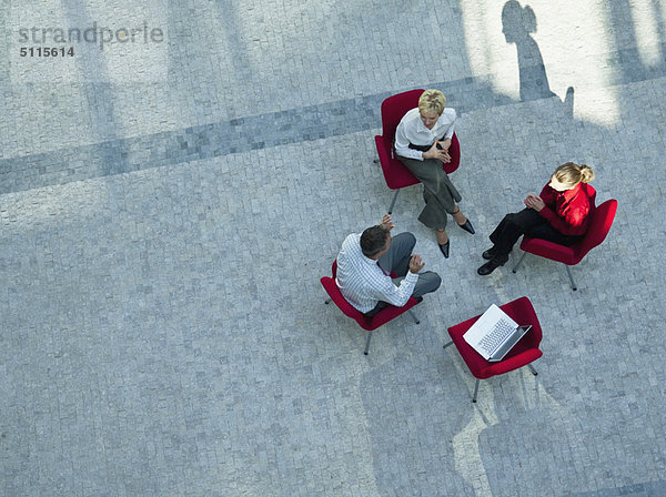 Geschäftsleute mit Treffen im Atrium