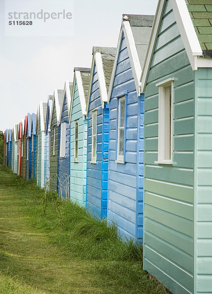 Bunte Hütten am Strand