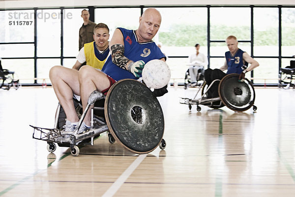 Para-Rugbyspieler beim Rugby spielen