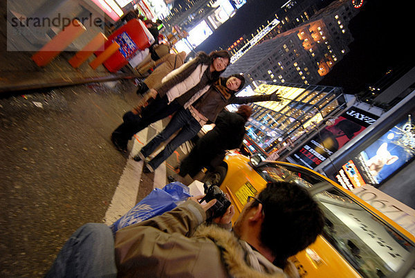 Menschen  die Bilder im Times Square  New York  USA