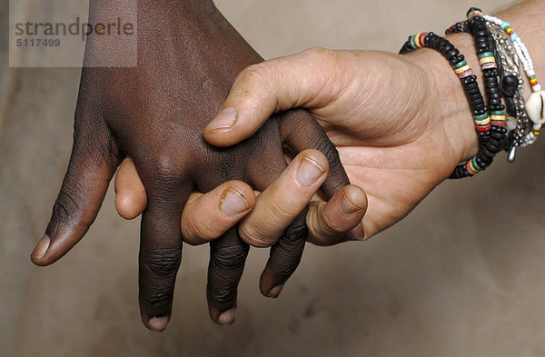 Burkina Faso  Afrika  weißen Jungen und schwarze Girl holding hände