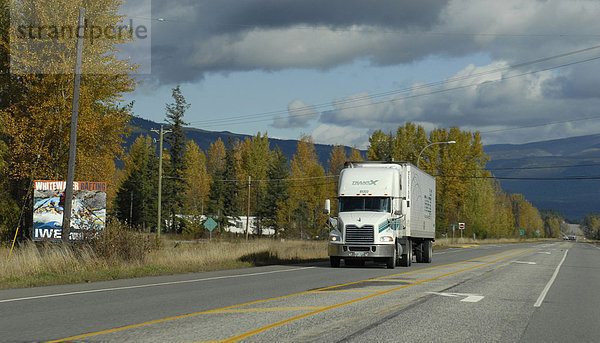 LKW Reisen auf Icefields Parkway  Autobahn # 93  Jasper-Nationalpark in Alberta  Kanada