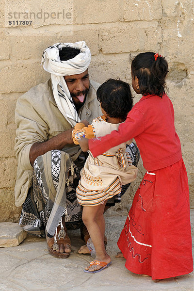 Jemen  Hadramaut. Vater mit Töchtern