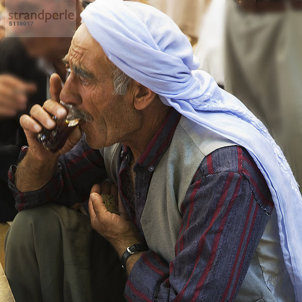 Türkei  Urfa  Bazaar  die tagenden Gerichtshof eines Teehauses  Männer Drnks Tee während spieln domino