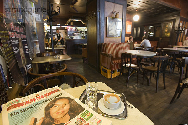 Österreich  Wien  Zeitung und Cafe Melange im Café Hawelka