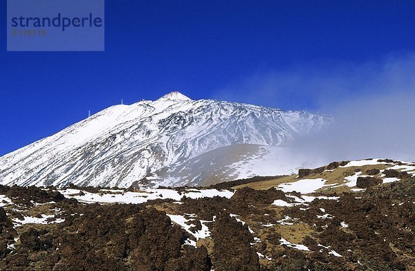 Spanien  Kanarische Inseln  Teide Nationalpark  Vulkangestein und Teide Mount