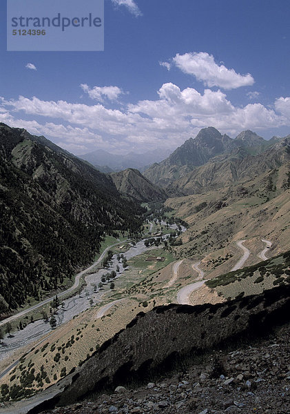 China  Xinjiang Provinz  Tianshan-Gebirge  Hauptstraße Bayanbulak  Kuga  gewundenen Weg