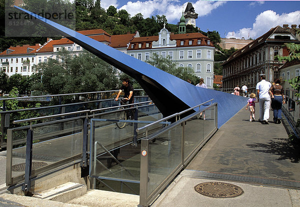 Europa  Österreich  Graz  die Fußgängerbrücke der Mariahilfer Platz am Fluss Mur