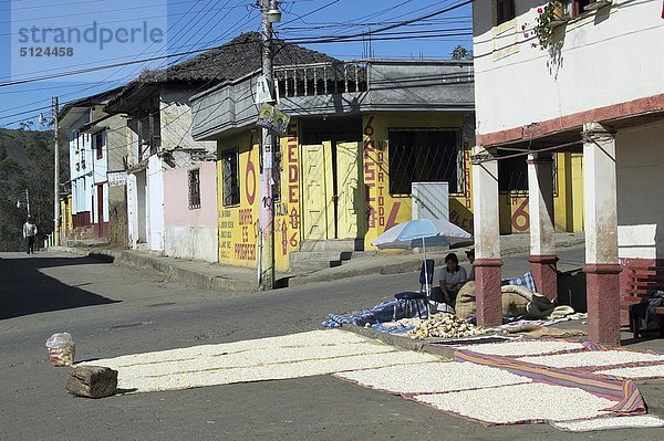 Ecuador  Chillanes  typische Straße  Mais-shop