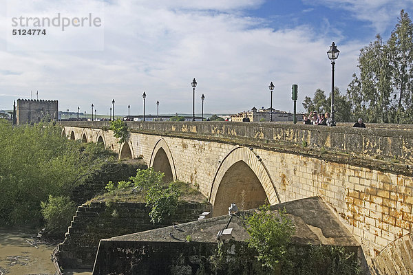 über Brücke Fluss Andalusien Guadalquivir römisch Spanien