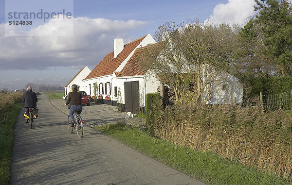Ländliches Motiv ländliche Motive Fahrradfahrer Fernverkehrsstraße Belgien