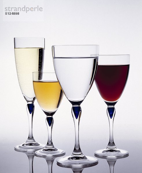 Gläser Wein und Mineralwasser