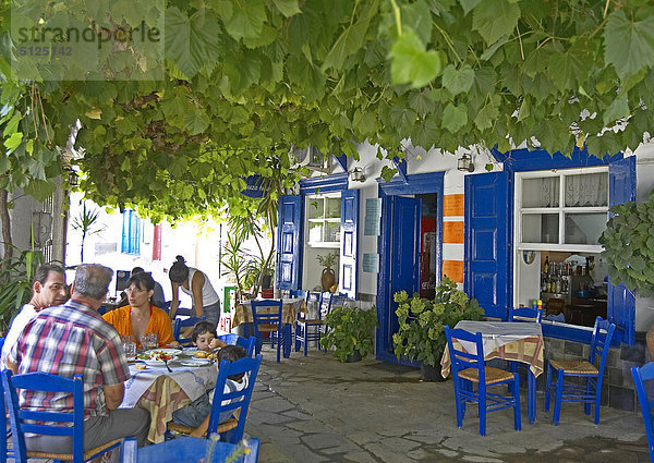 Griechenland  griechische Inseln  Samos Platz im Dorf Vourliotes