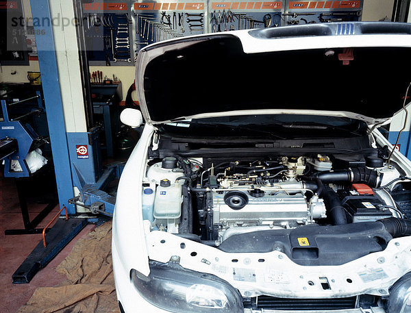 Ein Auto in der Reparaturwerkstatt  zeigt seine engine