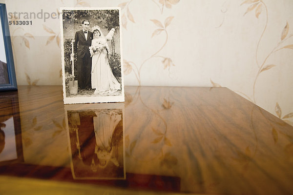 Altes Foto von Braut und Bräutigam an ihrem Hochzeitstag
