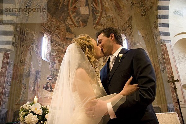 Küssen die Braut in der Kirche