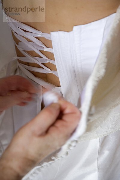 Schnürung bis ein Brautkleid