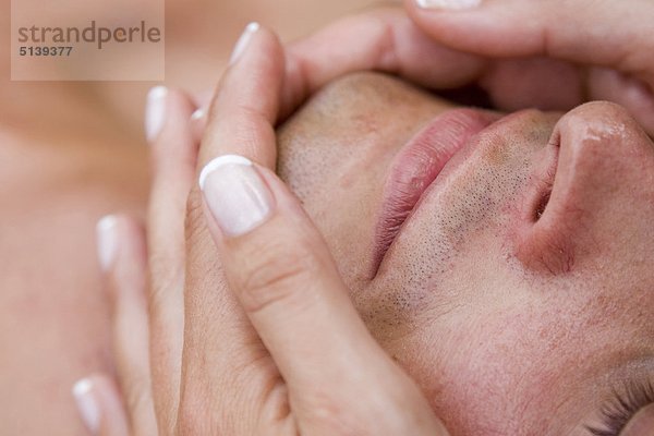 Mann empfangen Massage Gesichtsausdruck Gesichtsausdrücke Ausdruck Ausdrücke Mimik