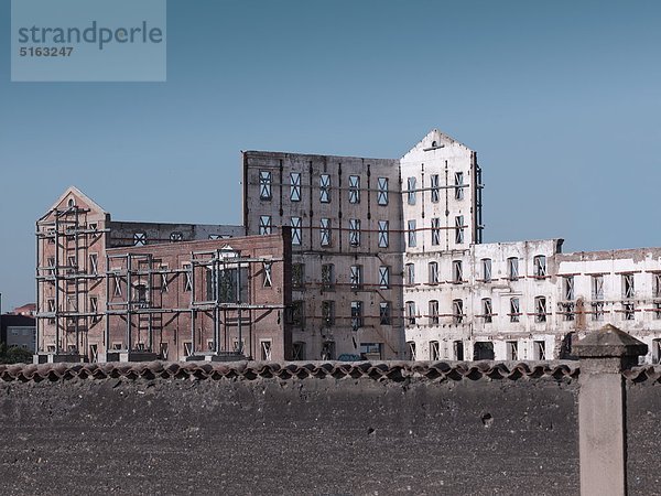 Spanien  Kastilien  León  Ansicht der Fassaden alter Industriebauten