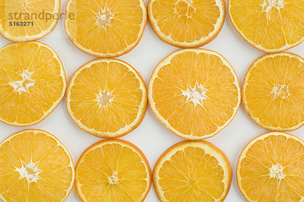 Nahaufnahme von Orangenscheiben vor weißem Hintergrund  Vollbild
