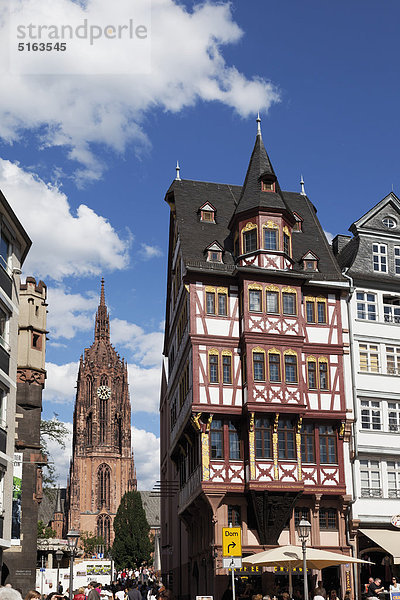 Europa  Deutschland  Hessen  Frankfurt am Main  Römerberg  Blick auf Gebäude und Kirche in der Altstadt