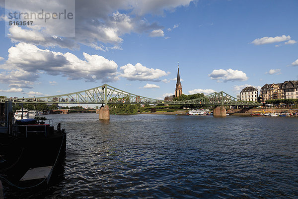 Europa  Deutschland  Hessen  Frankfurt  Blick auf Eiserner Steg mit Stadt im Hintergrund